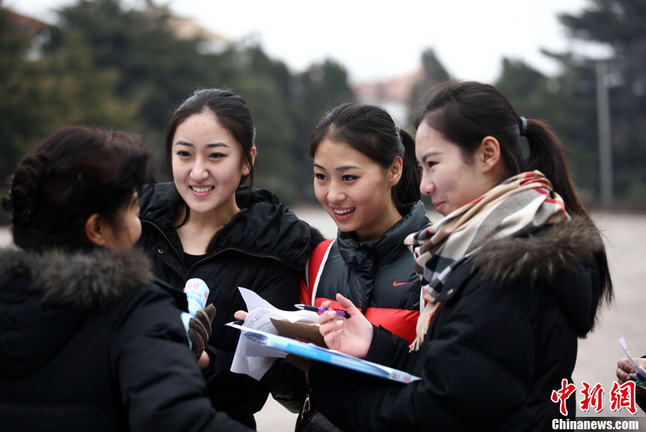 Picture shows attractive boys and girls at an art college's enrollment site in Qingdao, Shandong on Feb. 20, 2013. (Chinanews/Xu Chongde)