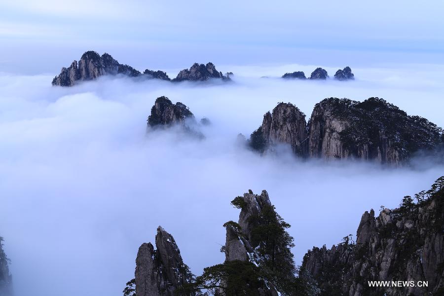 Photo taken on Feb. 20, 2013 shows the sea of clouds at the Huangshan Mountain scenic spot in Huangshan City, east China's Anhui Province.(Xinhua/Hu Hongkun) 