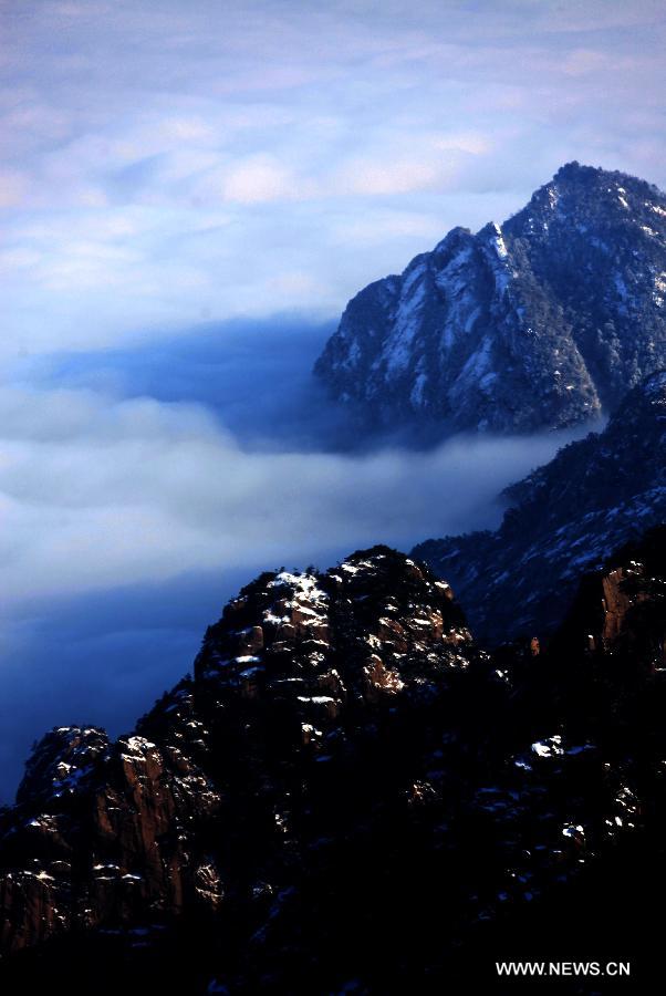 Photo taken on Feb. 20, 2013 shows the sea of clouds at the Huangshan Mountain scenic spot in Huangshan City, east China's Anhui Province.(Xinhua/Shi Guangde) 
