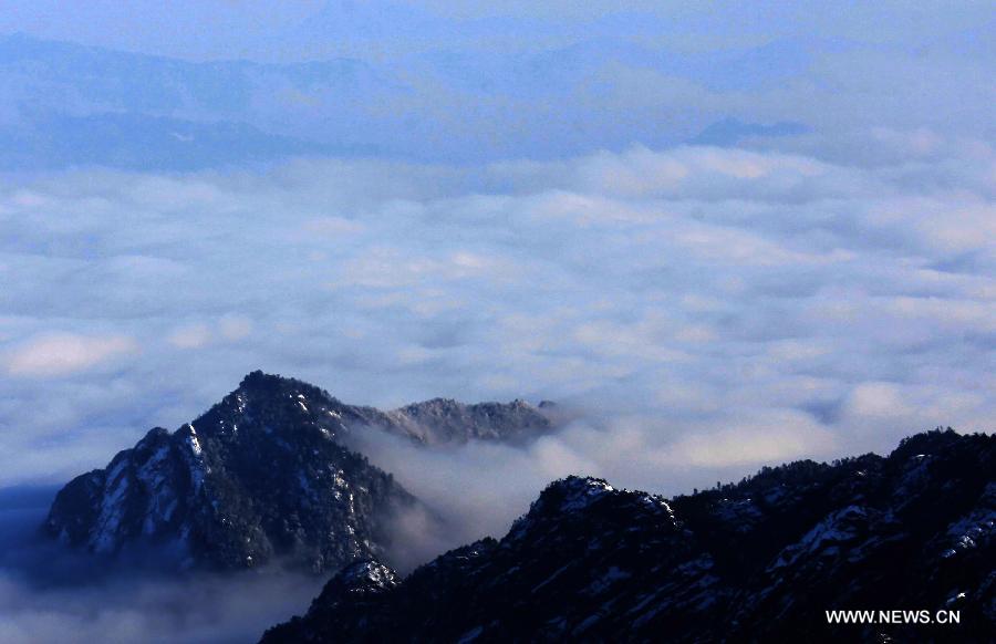 Photo taken on Feb. 20, 2013 shows the sea of clouds at the Huangshan Mountain scenic spot in Huangshan City, east China's Anhui Province.(Xinhua/Shi Guangde) 