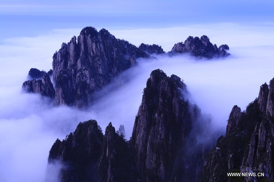 Photo taken on Feb. 20, 2013 shows the sea of clouds at the Huangshan Mountain scenic spot in Huangshan City, east China's Anhui Province.(Xinhua/Hu Hongkun) 