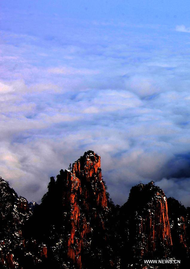 Photo taken on Feb. 20, 2013 shows the sea of clouds at the Huangshan Mountain scenic spot in Huangshan City, east China's Anhui Province.(Xinhua/Shi Guangde) 