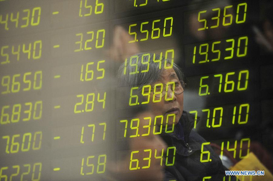 Face of an investor is reflected on an electronic board showing stock price drop at a trading hall in a securities firm in Hangzhou, capital of east China's Zhejiang Province, Feb. 21, 2013. Chinese stocks plunged on Feb. 21, with the benchmark Shanghai Composite Index slumped 2.97 percent, or 71.23 points, to end at 2,325.95. The Shenzhen Component Index declined 2.59 percent, or 249.76 points, to 9,396.11. (Xinhua/Huang Zongzhi) 