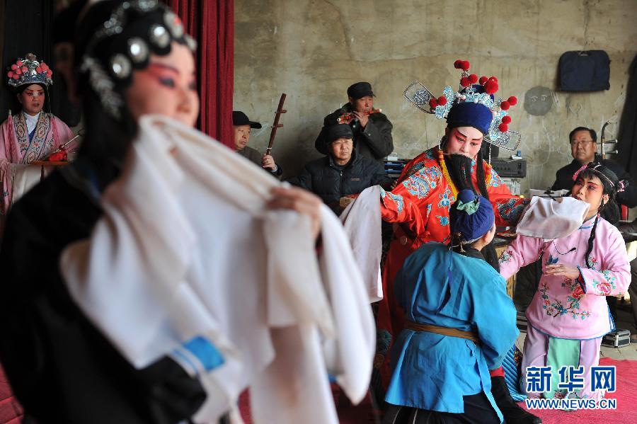 Actors perform Shaanxi opera at Liumiao village in Zhongning county in Ningxia on Feb. 19, 2013. The actors were actually farmers who love Shaanxi opera. Without magnificent stage, professional accompaniment, they still brought strong festive atmosphere to the small village with a few cultural and entertainment activities. (Xinhua/Peng Shaozhi)