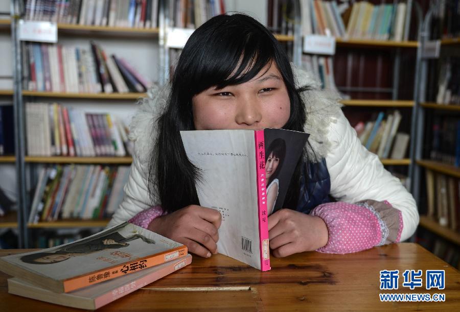 Cao Fen reads a book in a volunteer service spot in Hangzhou on Feb. 19. Born in 1996, she just finished junior high school graduation and now waits to attend a training course about e-commerce. (Xinhua/ Han Chuanhao) 