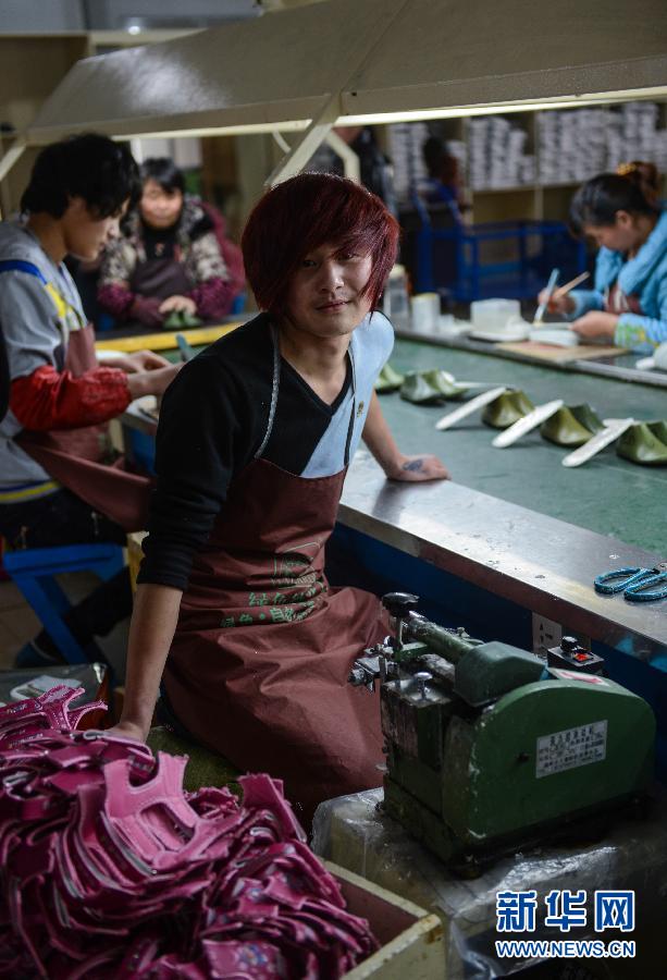 Fang Xiaoqiang (Front), 19, is from Henan. Now he works in a shoe manufactory in Wenling. He said, “I will do my own business at hometown after a year”. (Xinhua/ Han Chuanhao)