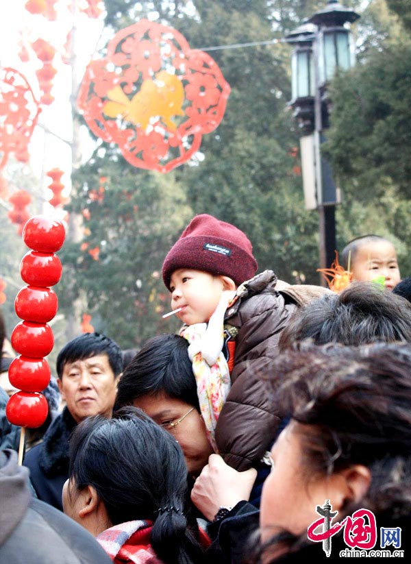 The Ditan Temple Fair is one of the busiest and most popular temple fairs in Beijing. It is held every year at Ditan Park, where emperors used to offer sacrifice to appease gods, during Spring Festival. In modern times, the temple fair still features reenactments of the Ming's and Qing's imperial sacrificial rituals. It also stages a wide range of folk performances, children's puppet shows and acrobatic shows. Vendors sell a wide variety of local snacks and other foods as well as useful items. (China.org.cn)