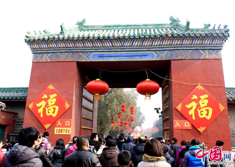 The Ditan Temple Fair is one of the busiest and most popular temple fairs in Beijing. It is held every year at Ditan Park, where emperors used to offer sacrifice to appease gods, during Spring Festival. In modern times, the temple fair still features reenactments of the Ming's and Qing's imperial sacrificial rituals. It also stages a wide range of folk performances, children's puppet shows and acrobatic shows. Vendors sell a wide variety of local snacks and other foods as well as useful items. (China.org.cn)