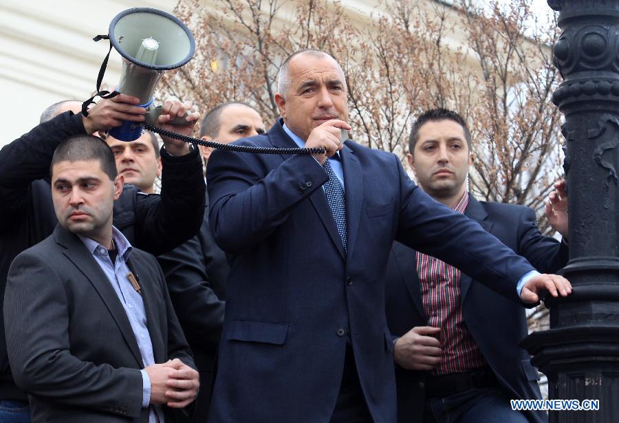 Photo released by Bulgarian Telegraphic Agency (BTA) shows outgoing Bulgarian Prime Minister Boyko Borisov (C) speaking to his supporters outside the parliament in Sofia, Bulgaria, Feb. 21, 2013. Bulgarian parliament on Thursday approved the resignation of the GERB party cabinet, and the Balkan country is heading for parliamentary elections two months before the schedule. (Xinhua) 