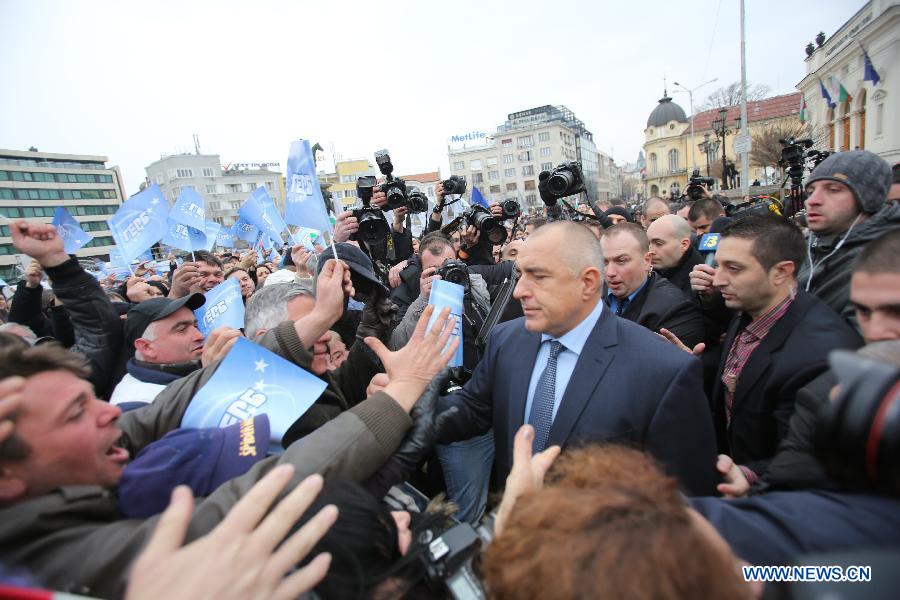 Photo released by Bulgarian Telegraphic Agency (BTA) shows outgoing Bulgarian Prime Minister Boyko Borisov (C) meeting his supporters outside the parliament in Sofia, Bulgaria, Feb. 21, 2013. Bulgarian parliament on Thursday approved the resignation of the GERB party cabinet, and the Balkan country is heading for parliamentary elections two months before the schedule. (Xinhua) 
