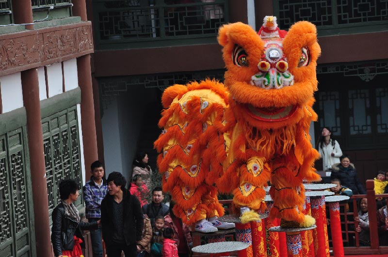 Spring Festival celebrations in Huanglongxiin, SW China. Huanglongxi is around 50 kilometers from Chengdu, Sichuan Province. The Qing Dynasty style buildings here are well preserved. (China.org.cn)