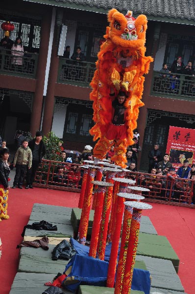 Spring Festival celebrations in Huanglongxiin, SW China. Huanglongxi is around 50 kilometers from Chengdu, Sichuan Province. The Qing Dynasty style buildings here are well preserved. (China.org.cn)