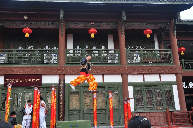 Spring Festival celebrations in Huanglongxiin, SW China. Huanglongxi is around 50 kilometers from Chengdu, Sichuan Province. The Qing Dynasty style buildings here are well preserved. (China.org.cn)