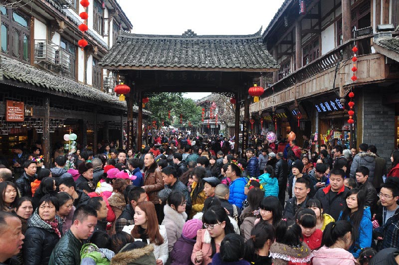 Spring Festival celebrations in Huanglongxiin, SW China. Huanglongxi is around 50 kilometers from Chengdu, Sichuan Province. The Qing Dynasty style buildings here are well preserved. (China.org.cn)