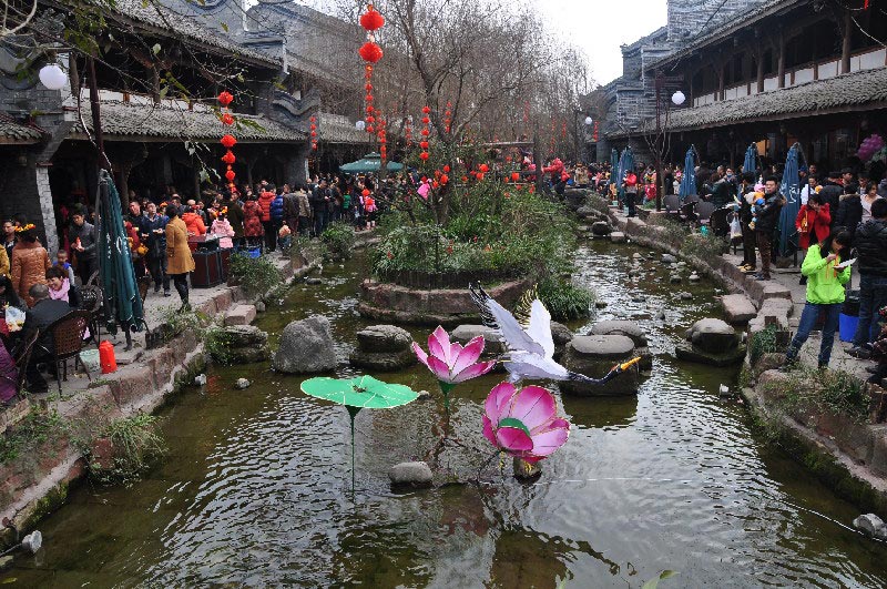 Spring Festival celebrations in Huanglongxiin, SW China. Huanglongxi is around 50 kilometers from Chengdu, Sichuan Province. The Qing Dynasty style buildings here are well preserved. (China.org.cn)