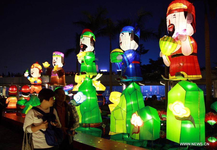 Citizens walk in front of a lantern creation in Hong Kong, south China, Feb. 21, 2013. As China's Lantern Festival falls on Feb. 24 this year, the square outside the Hong Kong Cultural Center were decorated with various lights, which attracted citizens and tourists. (Xinhua/Jin Yi)  