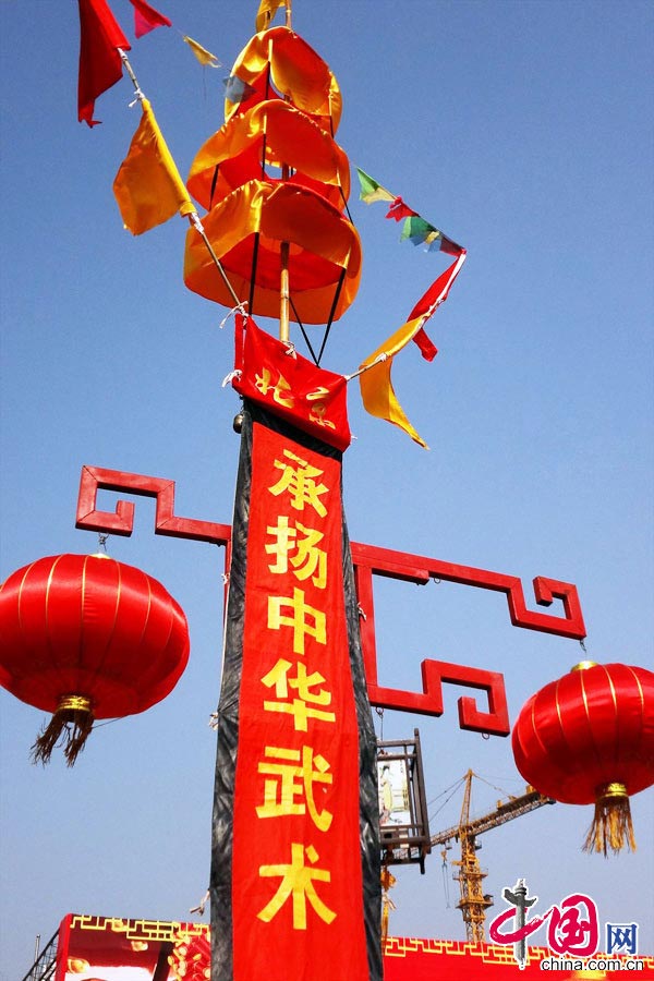 The temple fair features folk singing and dancing performances, exhibition of local specialties, delicious snacks and a diverse array of entertainment. Blind dating activities will also be staged here, which, like in years past, are expected to attract thousands of spectators. (China.org.cn)