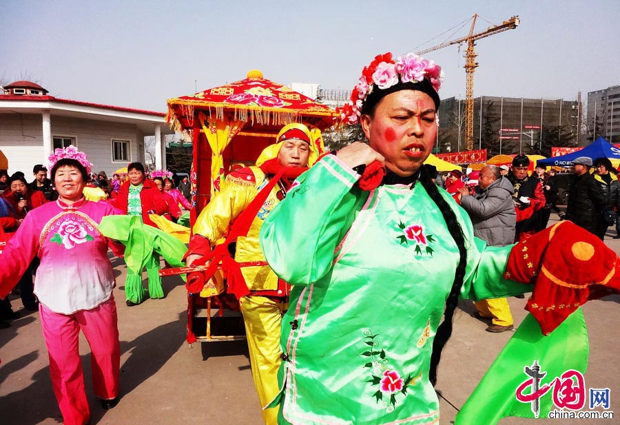 The temple fair features folk singing and dancing performances, exhibition of local specialties, delicious snacks and a diverse array of entertainment. Blind dating activities will also be staged here, which, like in years past, are expected to attract thousands of spectators. (China.org.cn)
