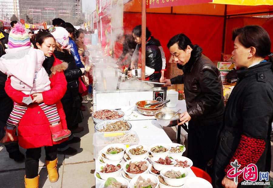 The temple fair features folk singing and dancing performances, exhibition of local specialties, delicious snacks and a diverse array of entertainment. Blind dating activities will also be staged here, which, like in years past, are expected to attract thousands of spectators. (China.org.cn)