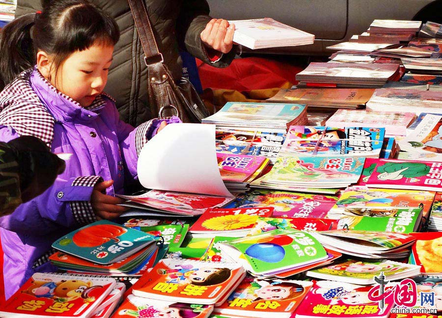 The temple fair features folk singing and dancing performances, exhibition of local specialties, delicious snacks and a diverse array of entertainment. Blind dating activities will also be staged here, which, like in years past, are expected to attract thousands of spectators. (China.org.cn)