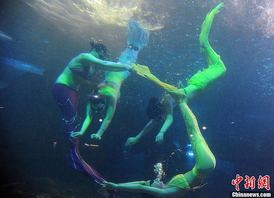 The "mermaids" perform dancing show under water. (CNS/ Yang Bin)