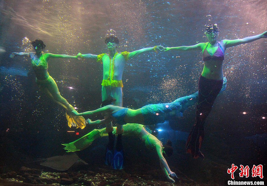 The "mermaids" perform dancing show under water. (CNS/ Yang Bin)
