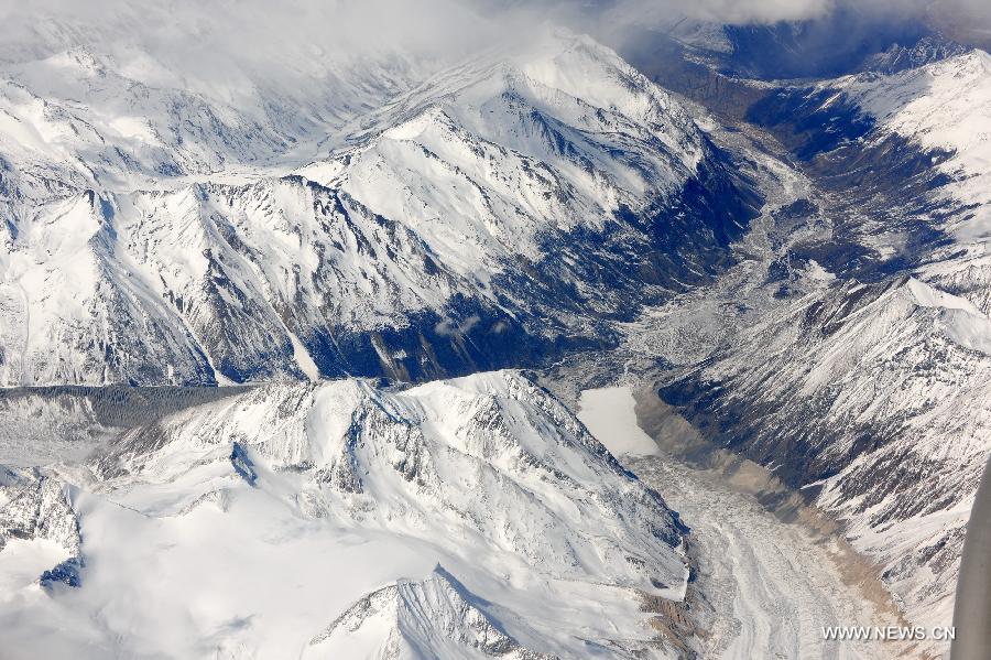 Photo taken on Feb. 21, 2013 from airplane shows aerial view of the west China's Qinghai-Tibet Plateau. (Xinhua/Lian Zhenxiang)  