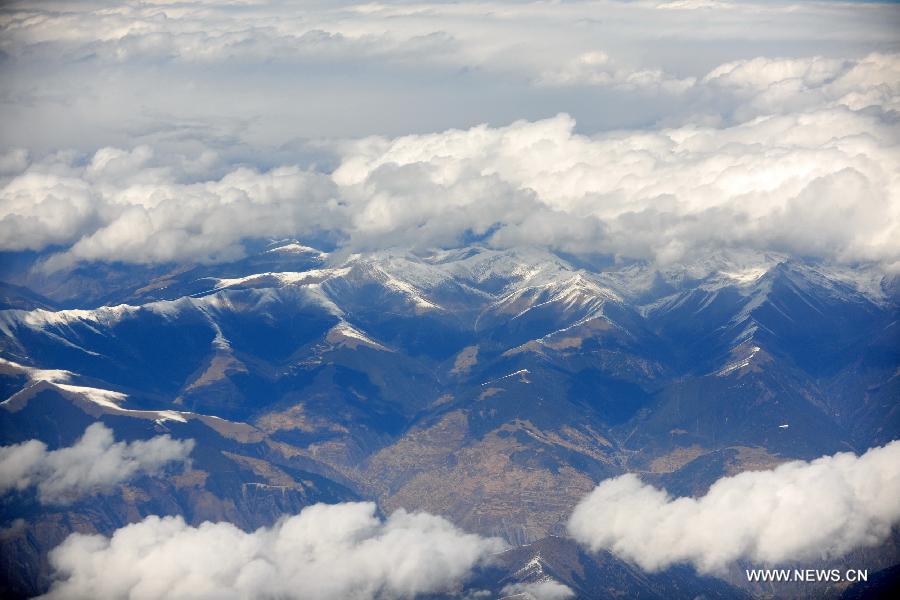 Photo taken on Feb. 21, 2013 from airplane shows aerial view of the west China's Qinghai-Tibet Plateau. (Xinhua/Lian Zhenxiang)  