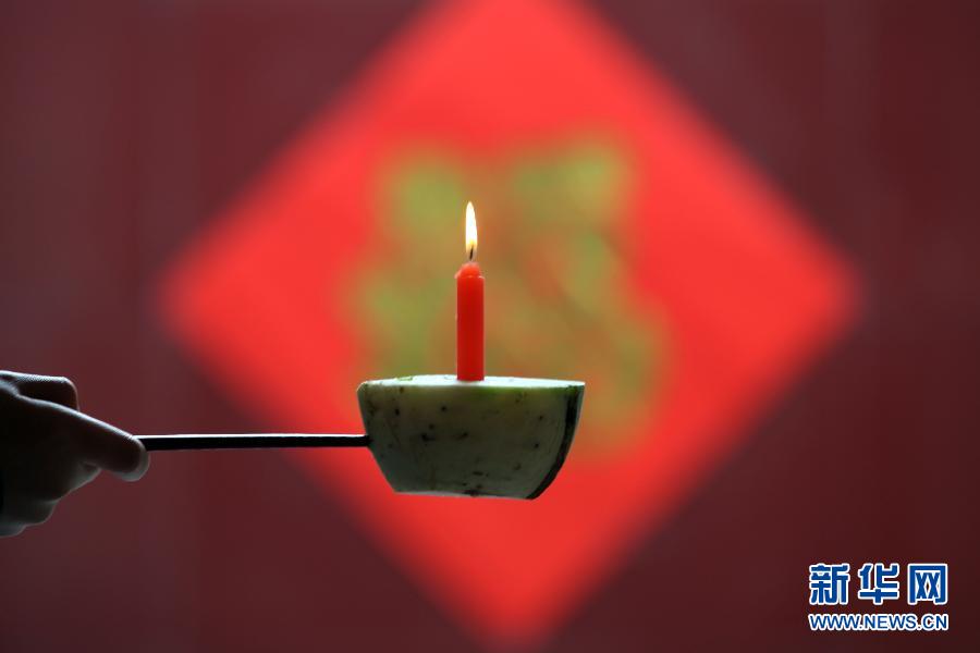 A man holds a self-made lamp for Lantern Festival which is on Feb 24 in Anyang, Henan province, Feb 20, 2013. (Xinhua)