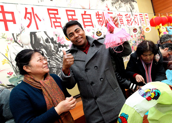 A man from Madagascar shows his self-made lantern three days head of the festival in Shanghai on Feb 21, 2012.  (Xinhua)