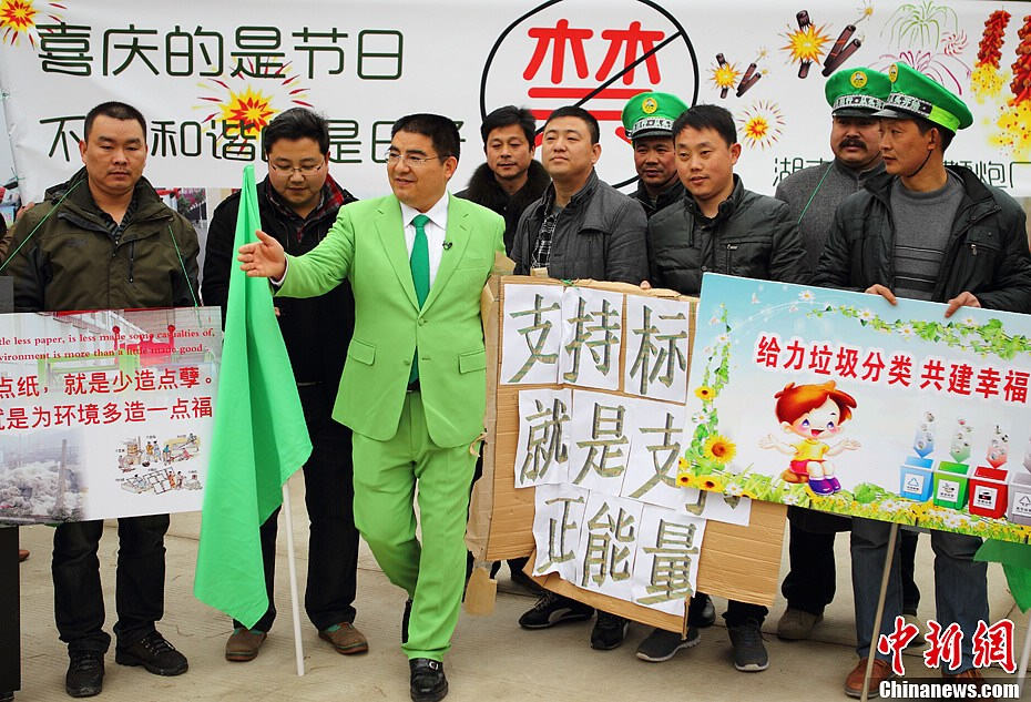 Chen Guangbiao (third from left) enters a residential area to promote environmental protection. 11 people who called themselves the entrepreneurs of polluting companies gathered in front of a renewable resources company owned by Chen Guangbiao in Nanjing of Jiangsu. They put on a green cap which represents “green travel” and held some propaganda slogans in response to the call on environmental protection launched by Chen. (Chinanews/Yang Bo)