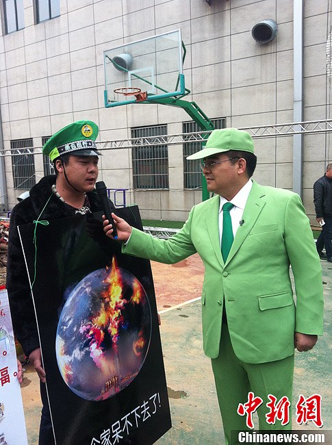 Chen Guangbiao(right) promotes environmental protection. 