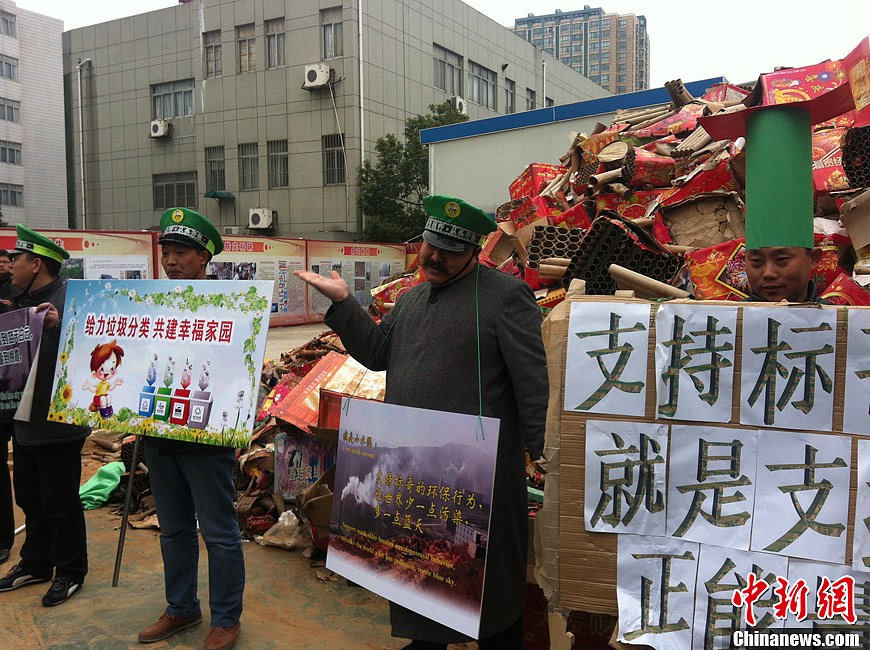 11 people who called themselves the entrepreneurs of polluting companies gathered in front of a renewable resources company owned by Chen Guangbiao in Nanjing of Jiangsu. To reply to Chen’s call on environmental protection, they slapped themselves and made a commitment to suspend the polluting business on Feb. 21, 2013. (Chinanews/Huang Li)