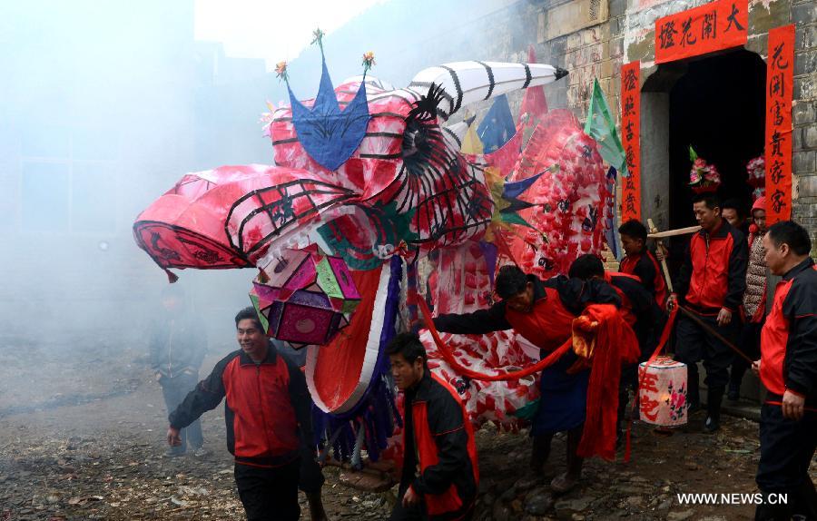 People perform lantern dragon dance in Wangzhai Village of Shiren Township in Shangrao County, east China's Jiangxi Province, Feb. 22, 2013. Local people played Shirenqiao lantern dragon dance, which oriented from Jin Dynasty (265-376), to celebrate the Lantern Festival. (Xinhua/Song Zhenping)  