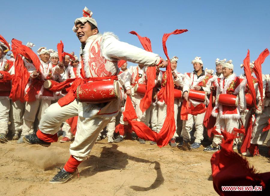 Actors perform waist drum dance in Ansai County of Yan'an City, northwest China's Shaanxi Province, Feb. 22, 2013. The performance was given to greet the upcoming Lantern Festival, which falls on Feb. 24 this year. (Xinhua/Liu Xiao)