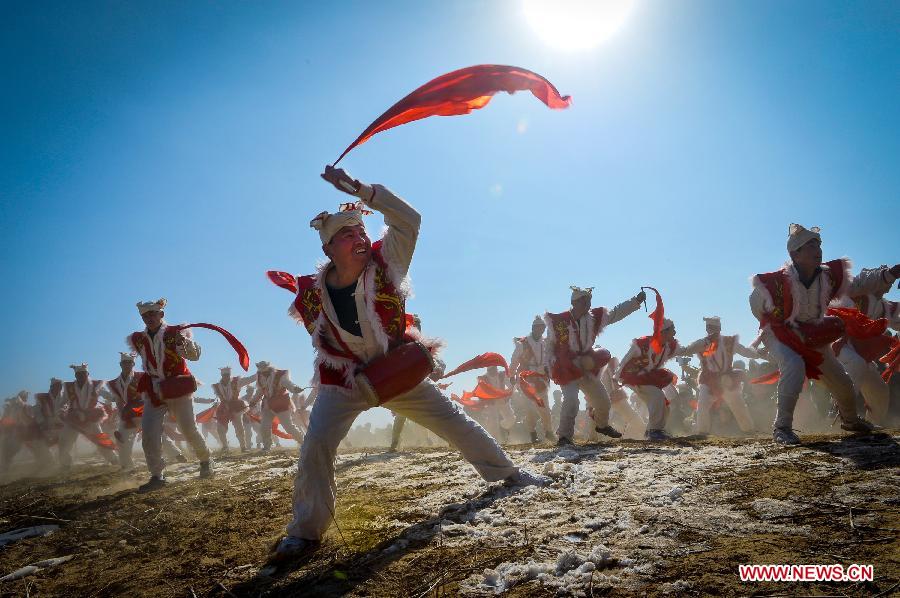 Actors perform waist drum dance in Ansai County of Yan'an City, northwest China's Shaanxi Province, Feb. 22, 2013. The performance was given to greet the upcoming Lantern Festival, which falls on Feb. 24 this year. (Xinhua/Liu Xiao)