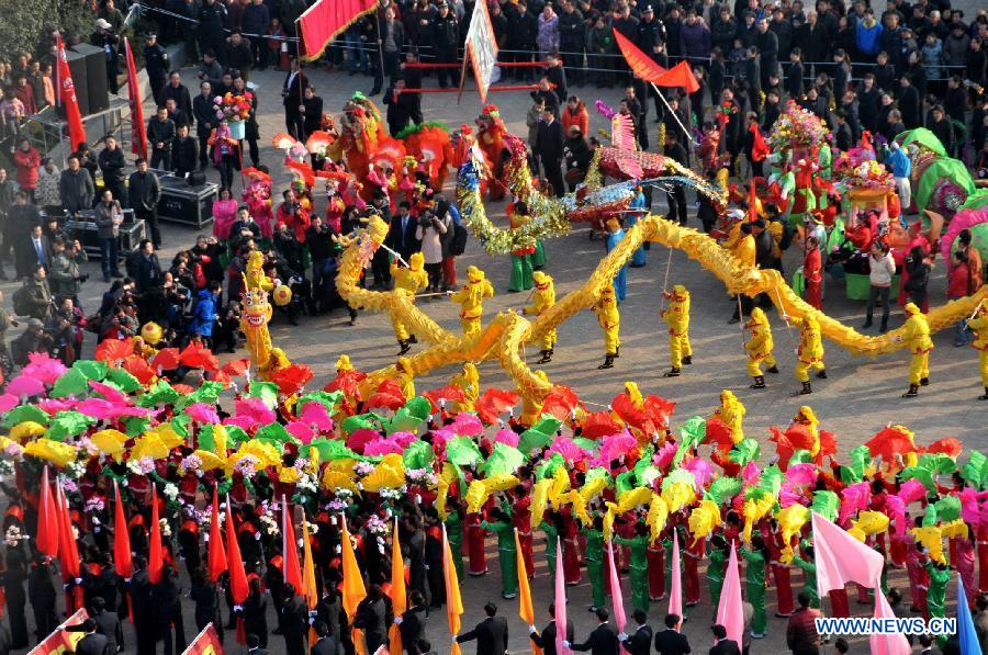 A dragon dance team performs during a Lantern Festival parade in Shiyan, central China's Hubei Province, Feb. 23, 2013. Lantern Festival falls on Feb. 24 this year. (Xinhua/Cao Zhonghong) 