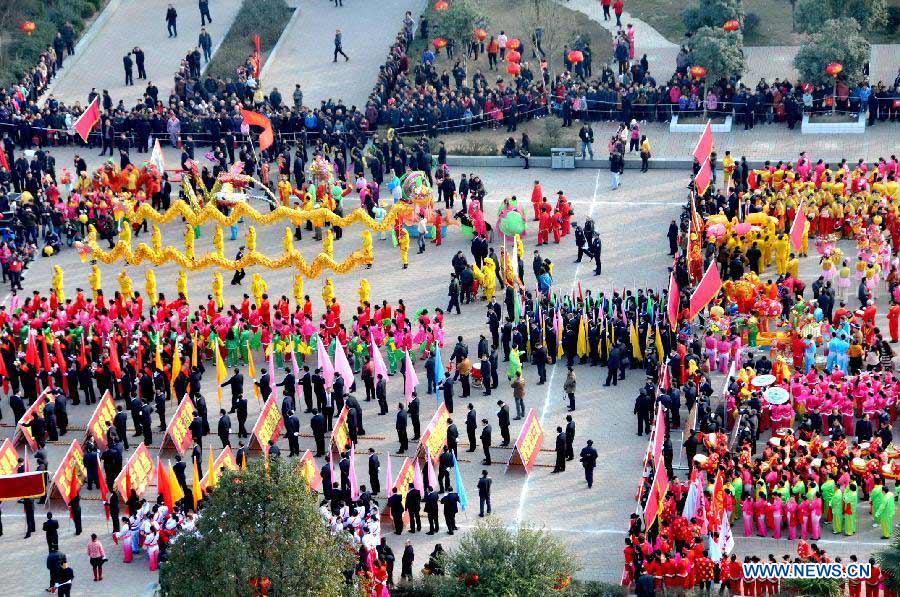 Performers get ready for a Lantern Festival parade in Shiyan, central China's Hubei Province, Feb. 23, 2013. Lantern Festival falls on Feb. 24 this year. (Xinhua/Cao Zhonghong) 