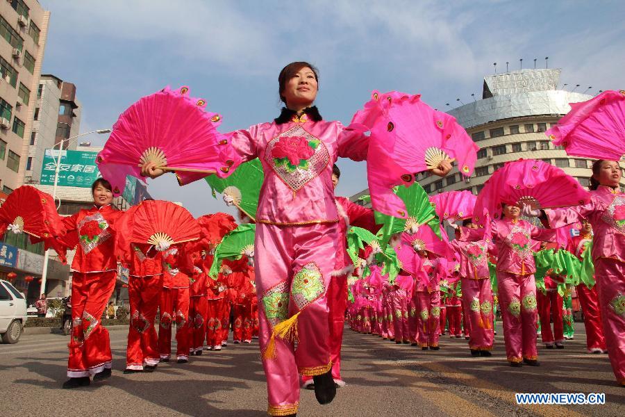 Yangge dancers perform during a Lantern Festival parade in Shiyan, central China's Hubei Province, Feb. 23, 2013. Lantern Festival falls on Feb. 24 this year. (Xinhua/Cao Zhonghong) 