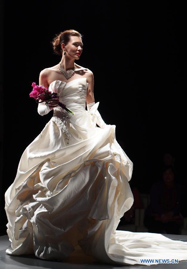  A model presents a creation at an international wedding dress show featuring 70 new designs in Shanghai, east China, Feb. 23, 2013. (Xinhua/Ren Long) 