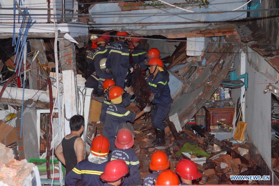 Rescuers search for survivors at a collapsed building after an explosion in Ho Chi Minh City, Vietnam, on Feb. 24, 2013. A total of seven people were confirmed dead and three went missing after three houses in a small alley in south Vietnam's Ho Chi Minh City's District 3 collapsed following two explosions at dawn on Sunday, said the police. (Xinhua/VNA) 