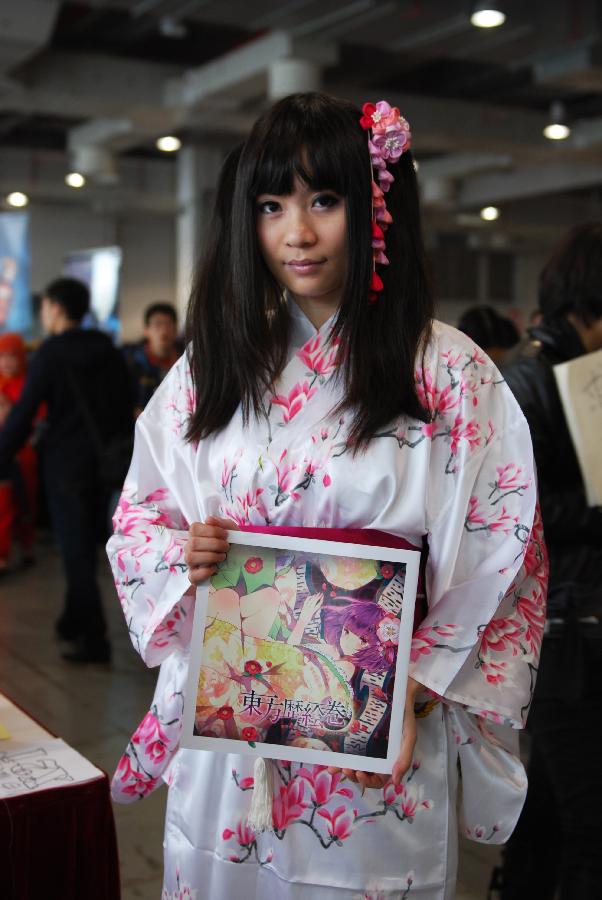 A cosplay enthusiast performs during the 12th Shanghai comic convention held at Shanghai World Expo Exhibition and Convention Center in Shanghai, east China, Feb. 23, 2013. (Xinhua/Ma Tian'en) 