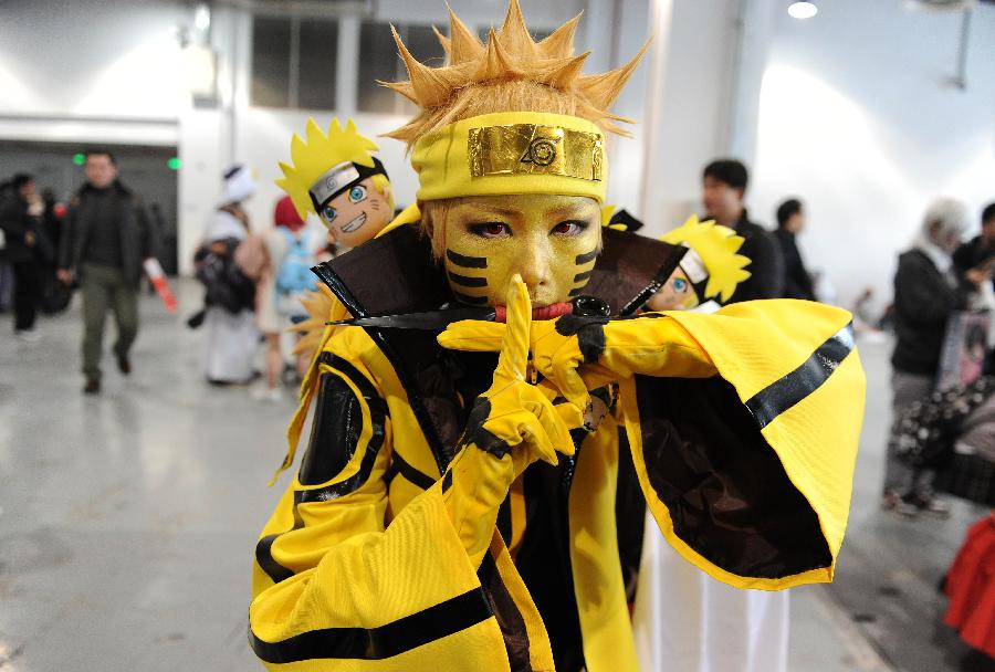  A cosplay enthusiast performs during the 12th Shanghai comic convention held at Shanghai World Expo Exhibition and Convention Center in Shanghai, east China, Feb. 23, 2013. (Xinhua/Lai Xinlin)