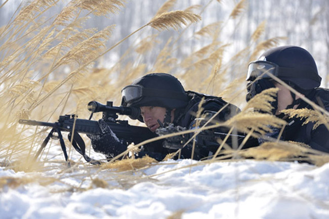 Special policemen are undergoing training in chilling weather in Urumqi, Xinjiang on Feb. 19, 2013. (Photo/Xinhua)