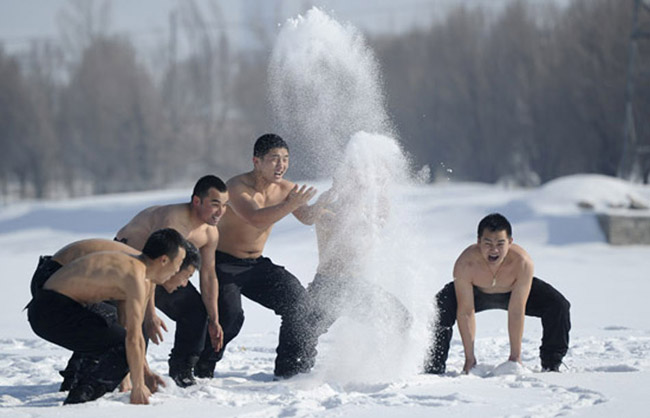 Special policemen are undergoing training in chilling weather in Urumqi, Xinjiang on Feb. 19, 2013. (Photo/Xinhua)