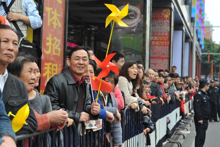 Visitors view a parade of a temple fair in Guangzhou, capital of south China's Guangdong Province, Feb. 24, 2013. The 7-day-long temple fair, as a cultural carnival, will showcase various cultural forms such as folk customs, praying culture and cuisine culture. (Xinhua/Lu Hanxin) 