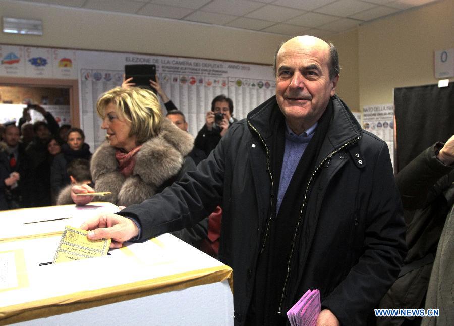 Italian center-left Democratic Party leader Pier Luigi Bersani casts his vote at the polling station in Piacenza, Italy, Feb. 24, 2013. Italians began voting for a new government Sunday, the outcome of which has had global markets and the country's European partners anxious about for weeks. (Xinhua/Alberto Lingria)