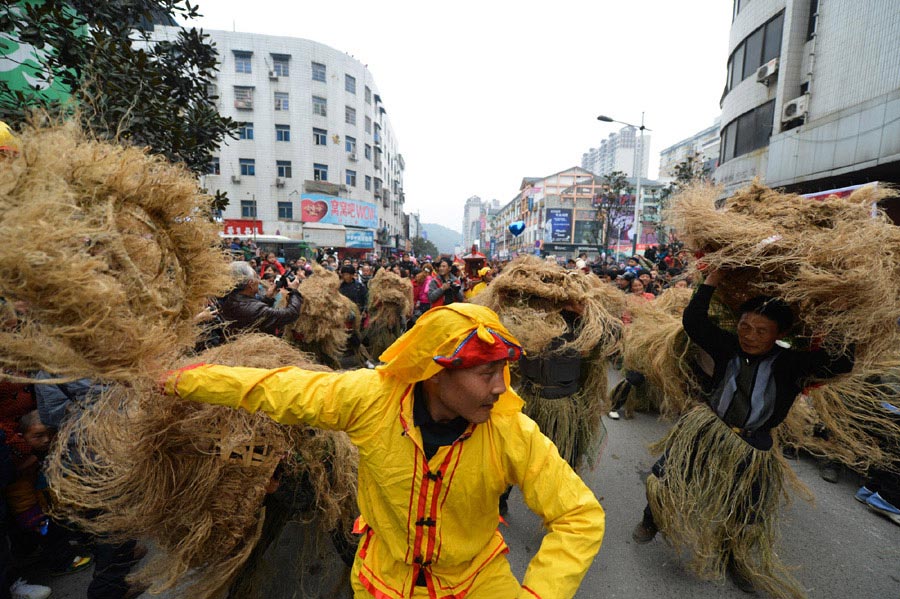 People perform lion dance in Zhangjiajie, Hunan province, on Feb 24. (Photo/Xinhua)