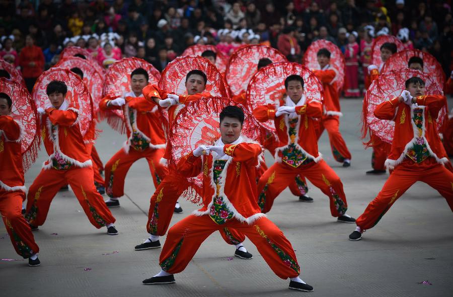 Performers present Yangge dance, a popular rural Chinese folk dance, at an annual gala to celebrate the traditional Lantern Festival in Yan'an City, Northwest China's Shaanxi Province, Feb 24, 2013. Chinese people marked the Lantern Festival on Feb 24, the 15th day of the first lunar month this year. (Photo/Xinhua) 