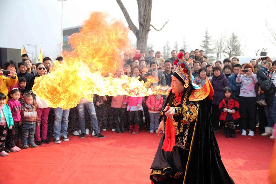 People watch a fire show in Huayin, Shaanxi province, on Feb 23, one day before the Lantern Festival, the 15th day of the first lunar month which falls on Feb 24 this year. (Photo/Xinhua)